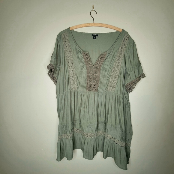 ๐๏ธ Ruffled Torrid Blouse Size 2 - Picture 1 of 5